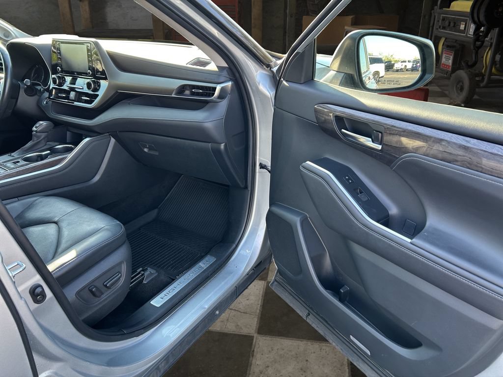 Used 2020 Toyota Highlander Limited FWD image 17