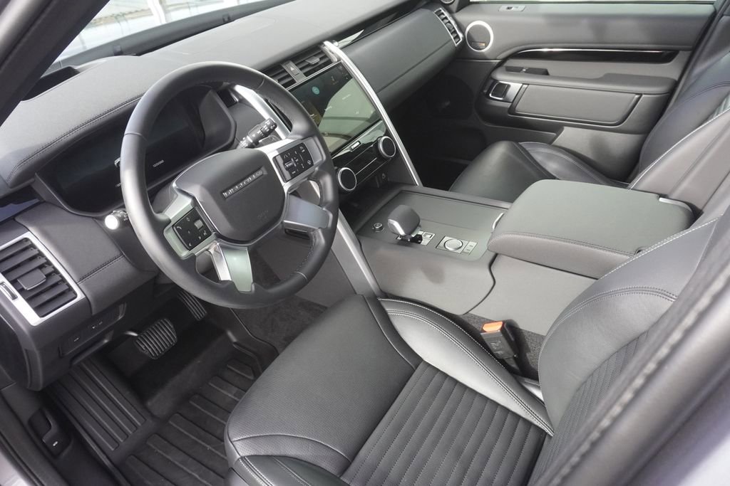 Used 2025 Land Rover Discovery S image 18