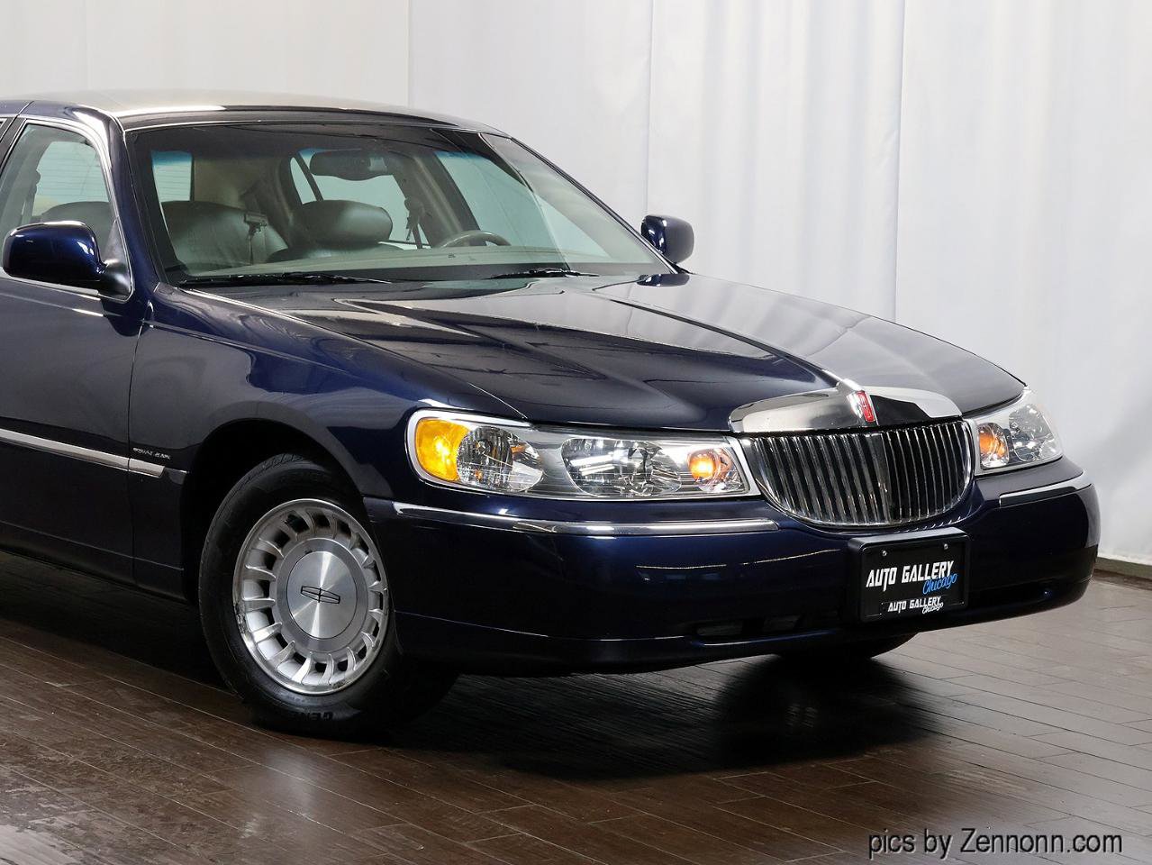 Used 2001 Lincoln Town Car Executive image 2