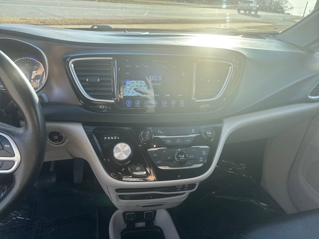 Used 2017 Chrysler Pacifica Touring-L Plus w/ Tire & Wheel Group image 22