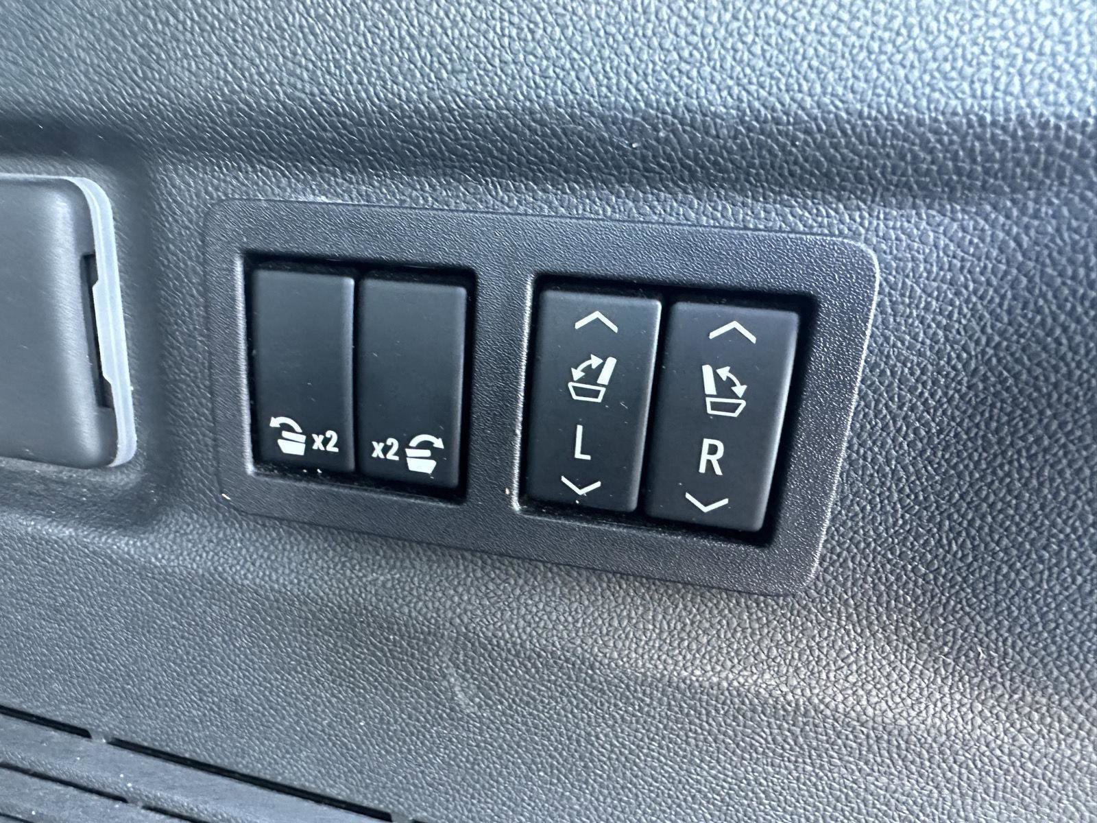 Used 2023 Chevrolet Suburban High Country image 47