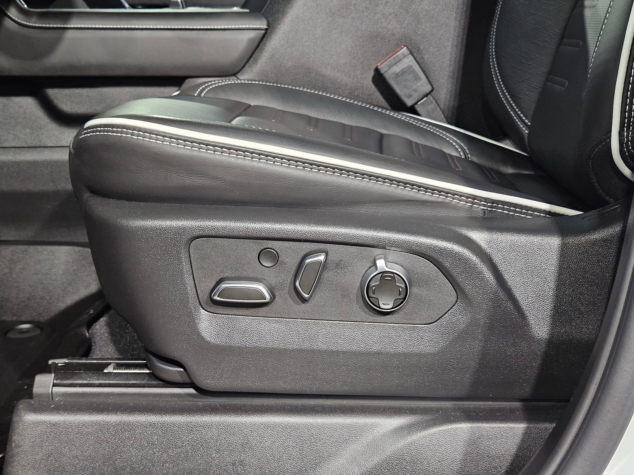 Used 2025 GMC Sierra 2500 AT4X image 24