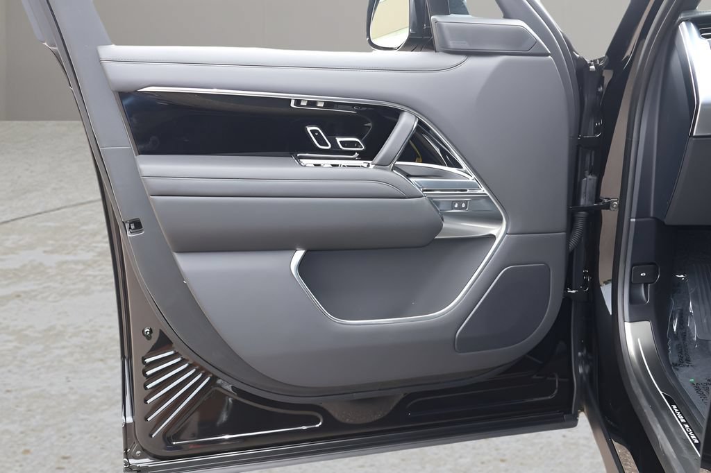 New 2026 Land Rover Range Rover Long Wheelbase SE AWD/4WD image 9