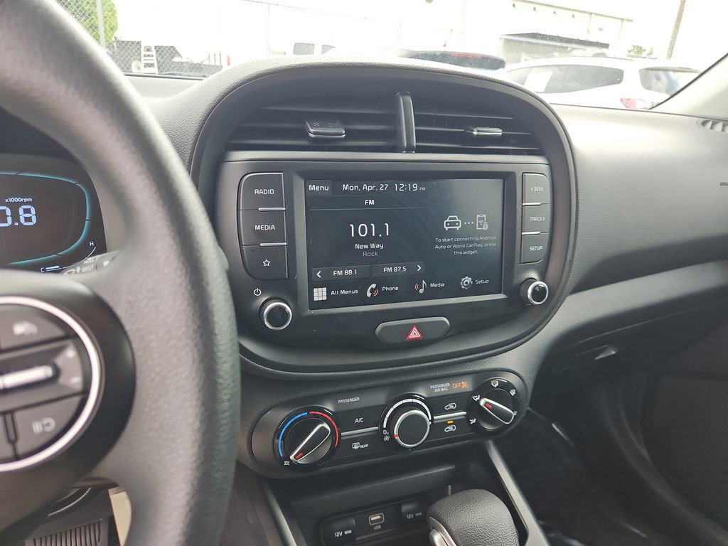 Used 2025 Kia Soul LX w/ LX Technology Package FWD image 24