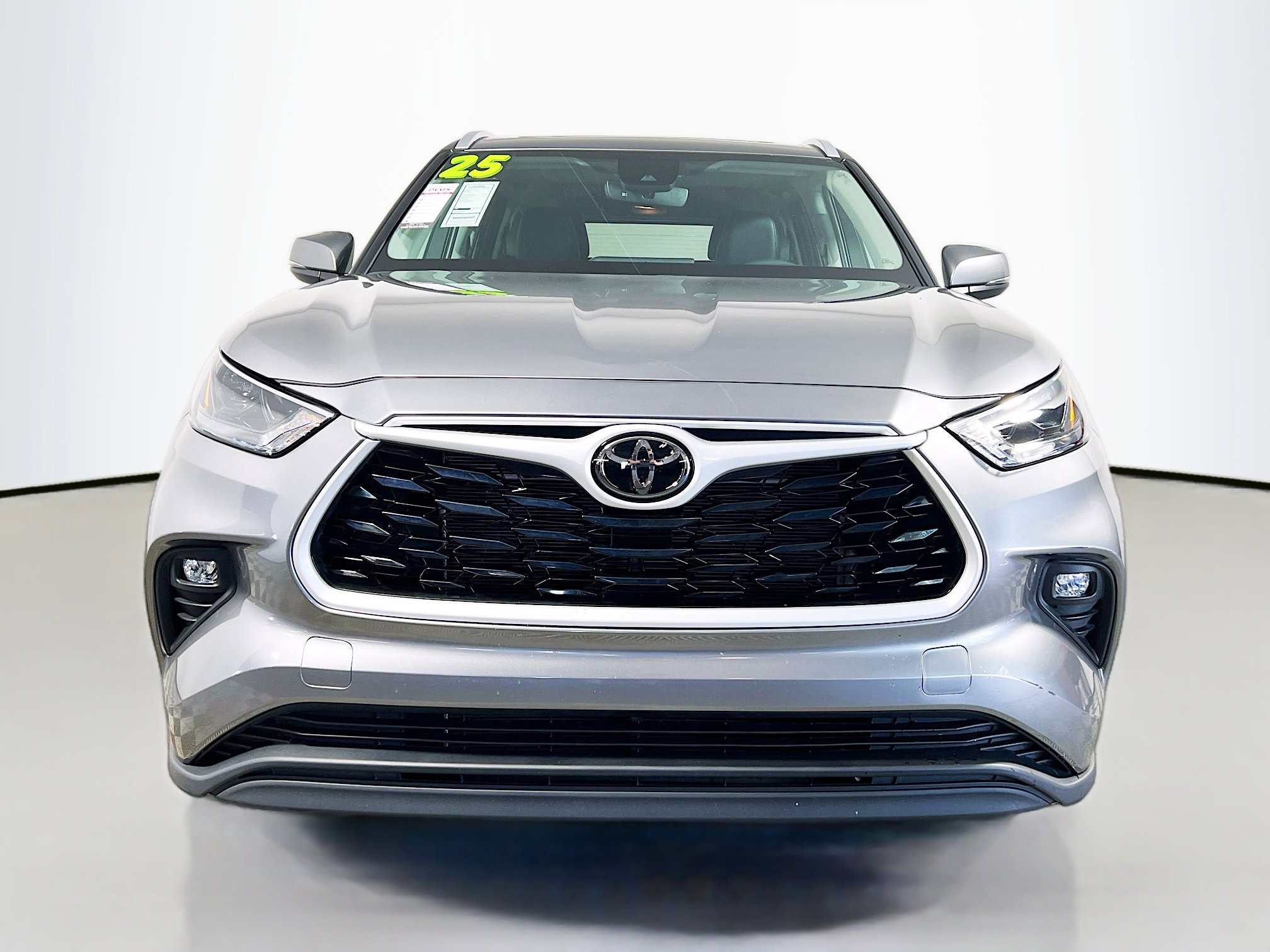 Used 2025 Toyota Highlander XLE image 11