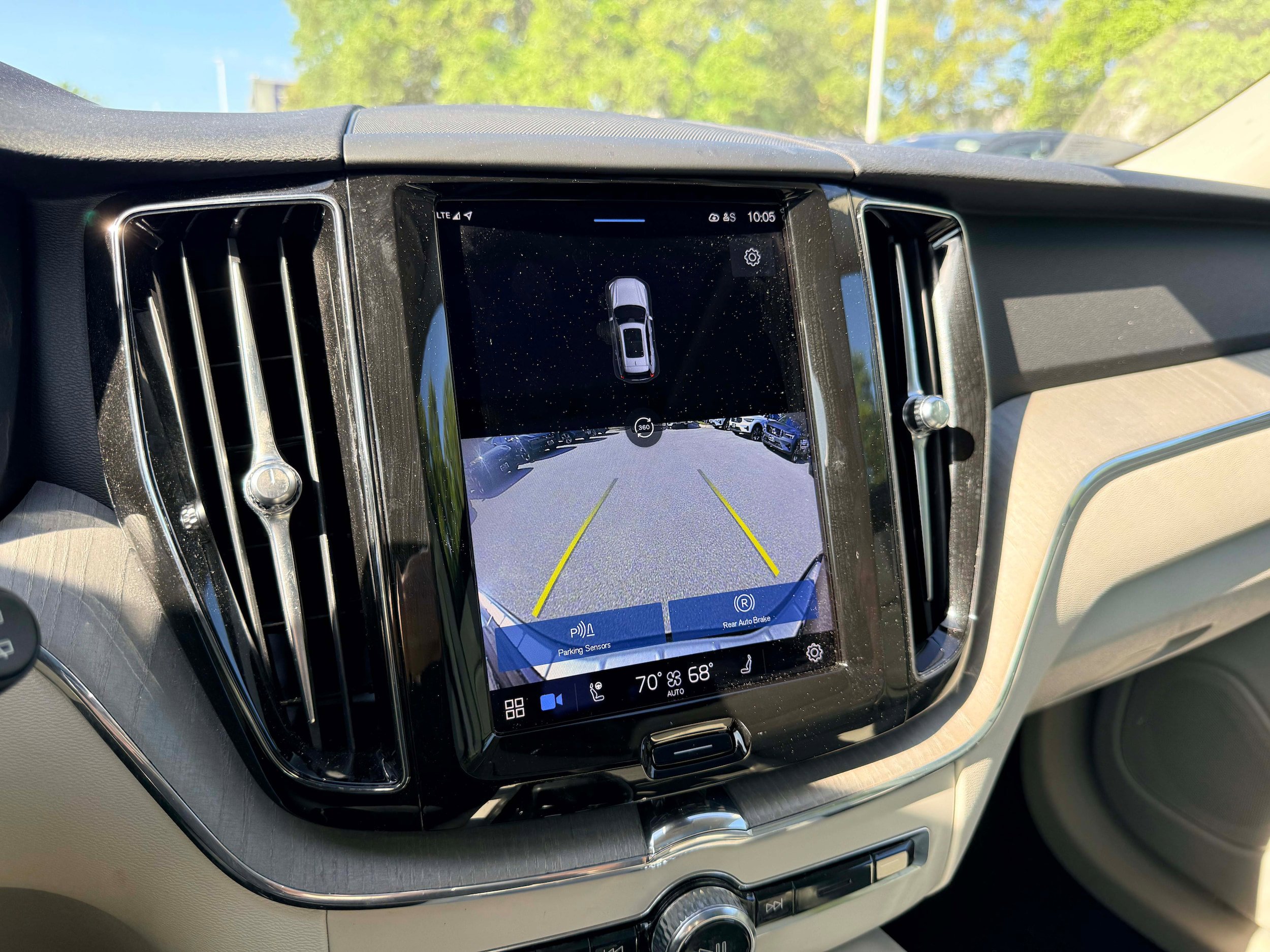Certified 2023 Volvo XC60 B5 Plus w/ Climate Package image 18