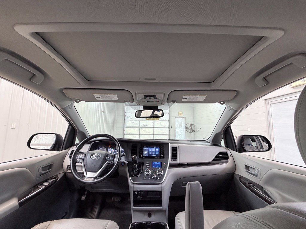 Used 2018 Toyota Sienna XLE w/ XLE Navigation Package FWD image 21