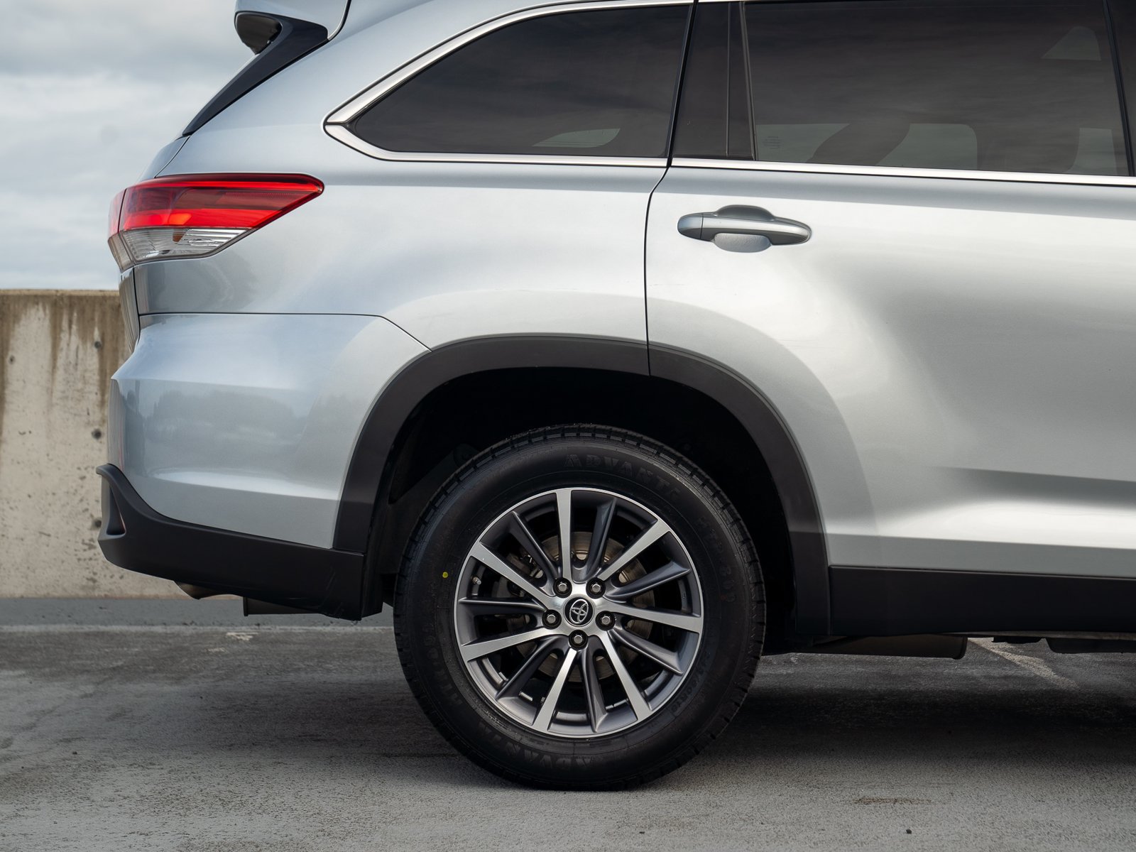 Used 2019 Toyota Highlander XLE FWD image 14