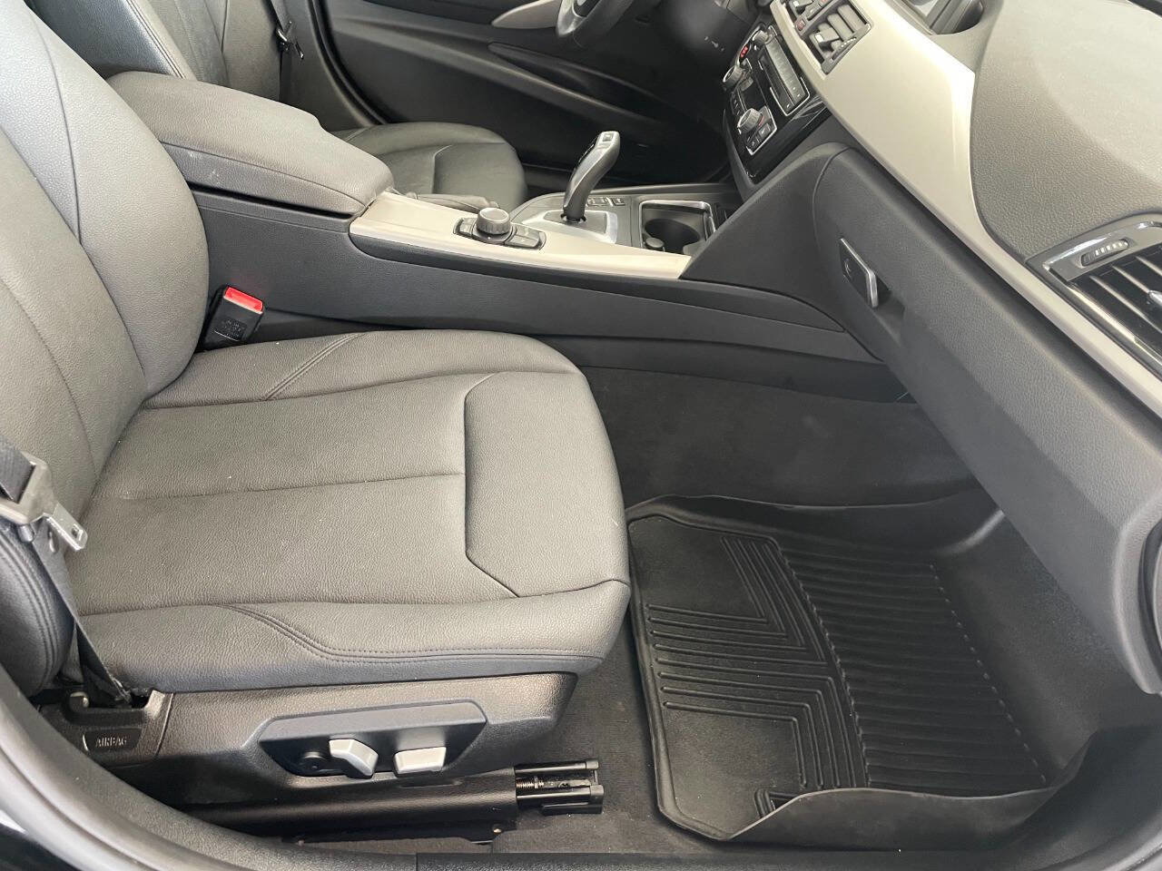 Used 2017 BMW 320i xDrive Sedan image 29