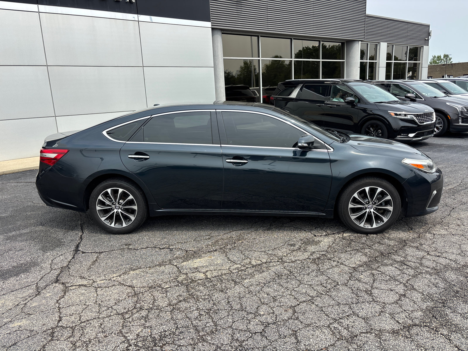 Used 2017 Toyota Avalon XLE Premium w/ Carpet Mat Package FWD image 8