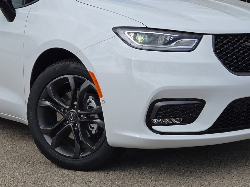 New 2026 Chrysler Pacifica Select image 3