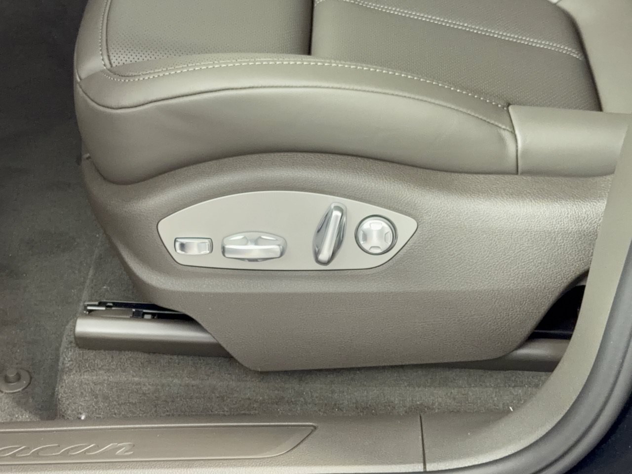 New 2026 Porsche Macan AWD/4WD image 16