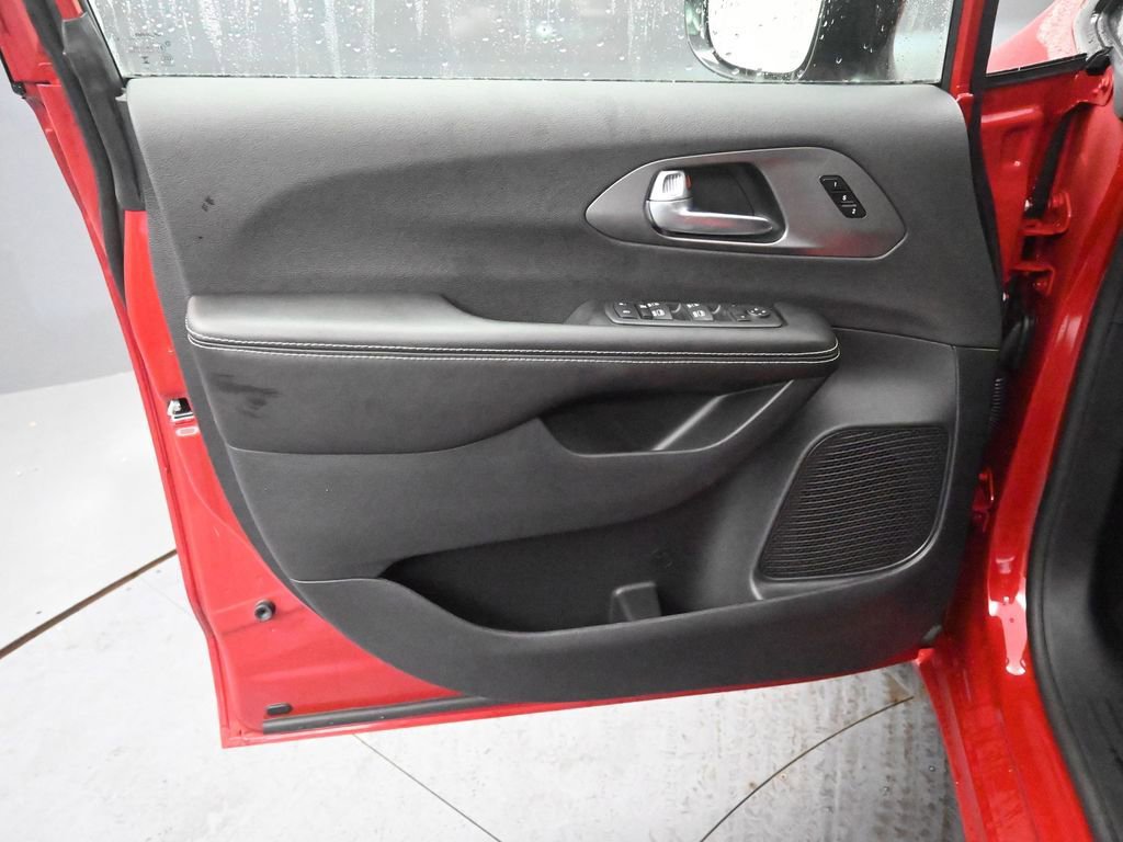 New 2026 Chrysler Pacifica Select FWD image 13
