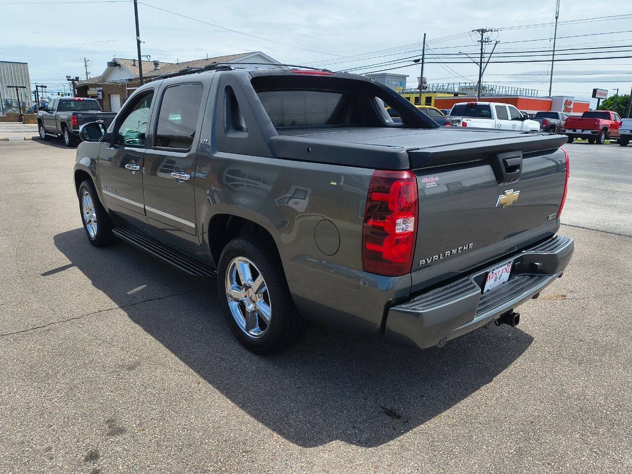 Used 2011 Chevrolet Avalanche LTZ AWD/4WD image 7