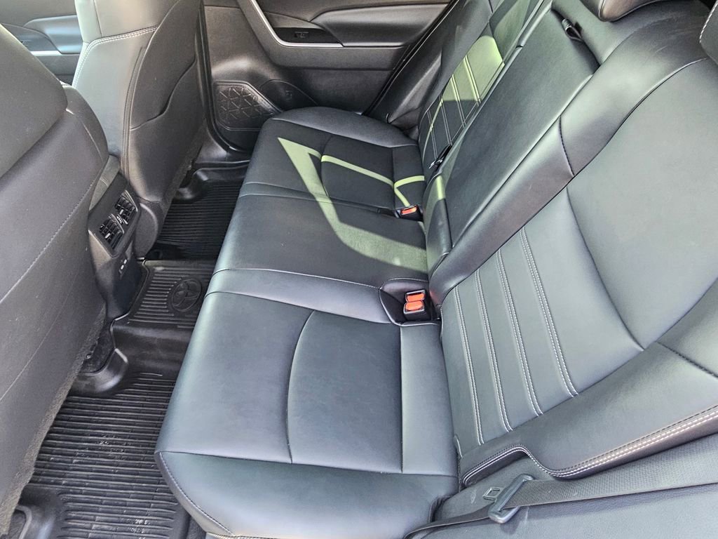 Used 2022 Toyota RAV4 XLE Premium image 13