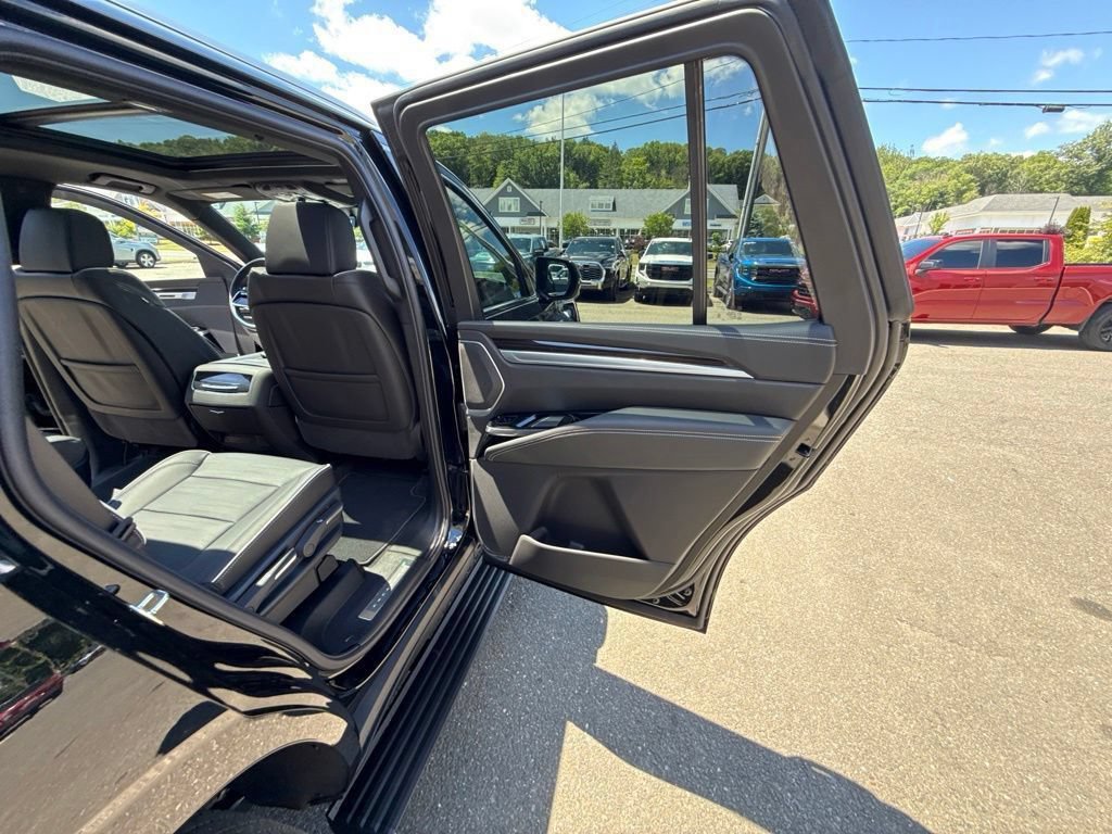 Used 2026 Cadillac Escalade Luxury AWD/4WD image 47