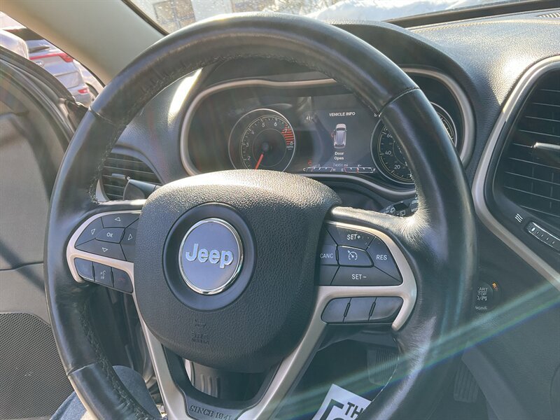 Used 2016 Jeep Cherokee Limited image 23