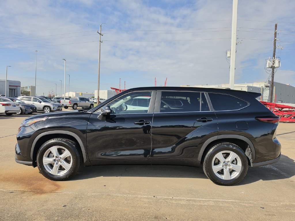 Used 2021 Nissan Kicks SR w/ Exterior Package FWD image 6