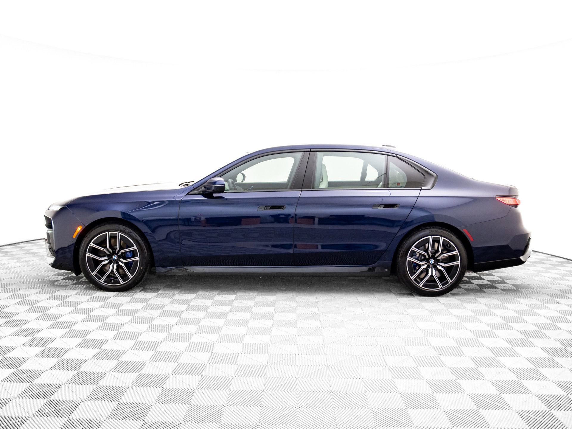 Used 2025 BMW 760i xDrive w/ Executive Package image 2