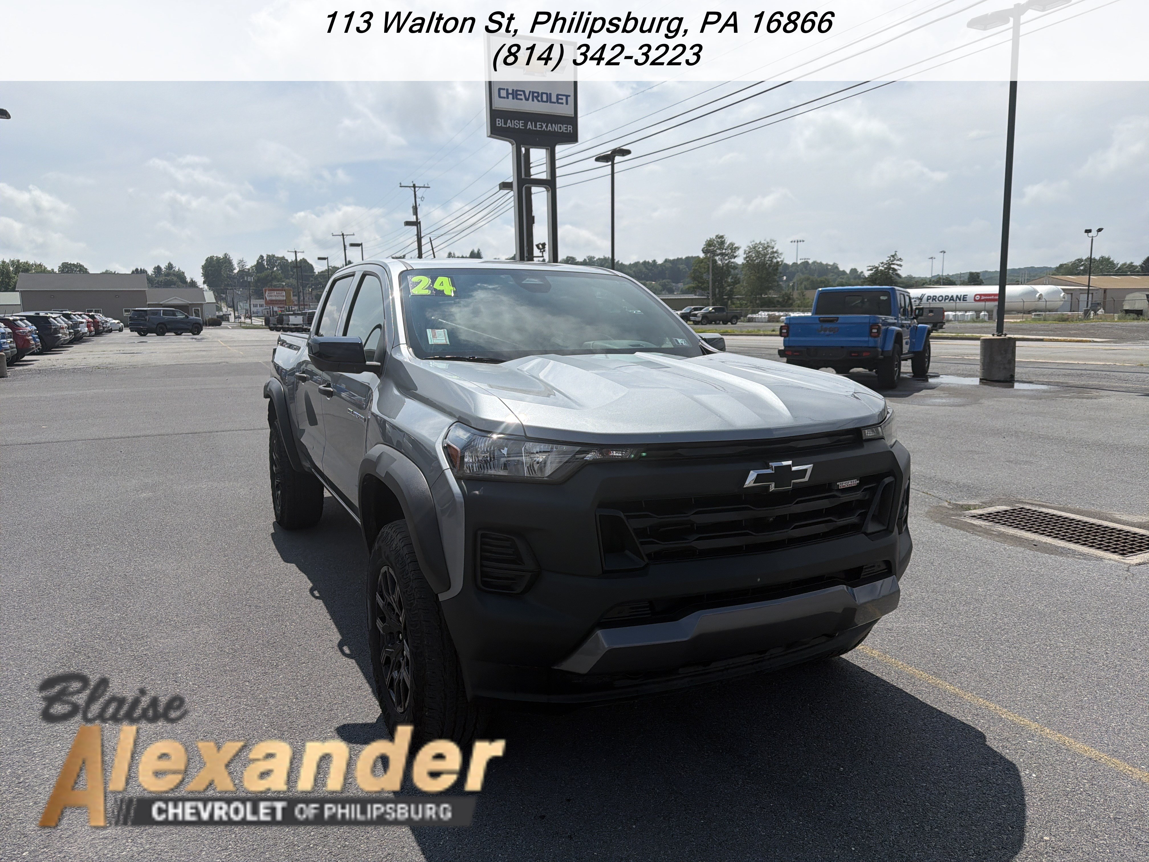 Used 2024 Chevrolet Colorado Trail Boss w/ Technology Package AWD/4WD image 1