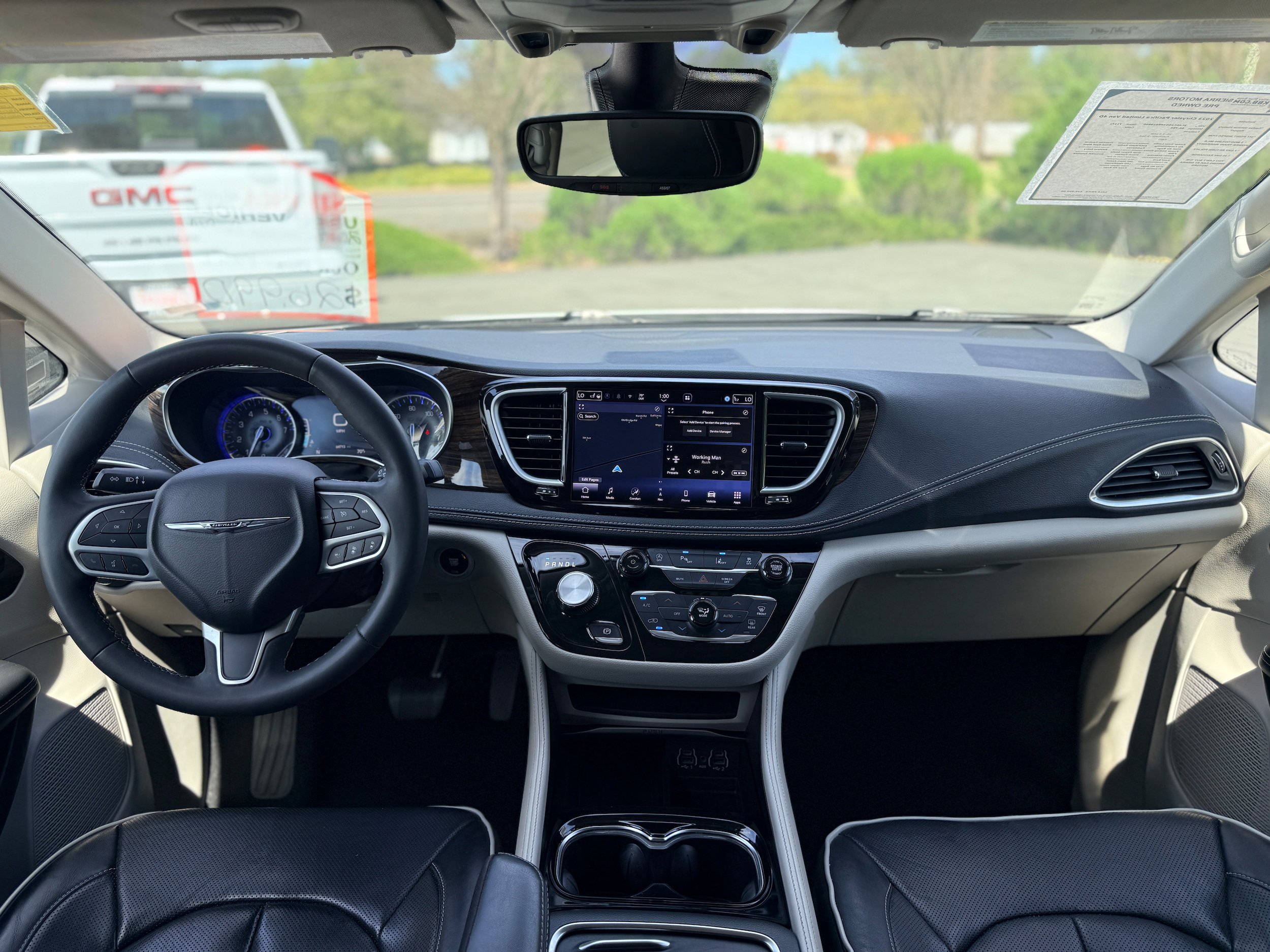 Used 2023 Chrysler Pacifica Limited FWD image 18