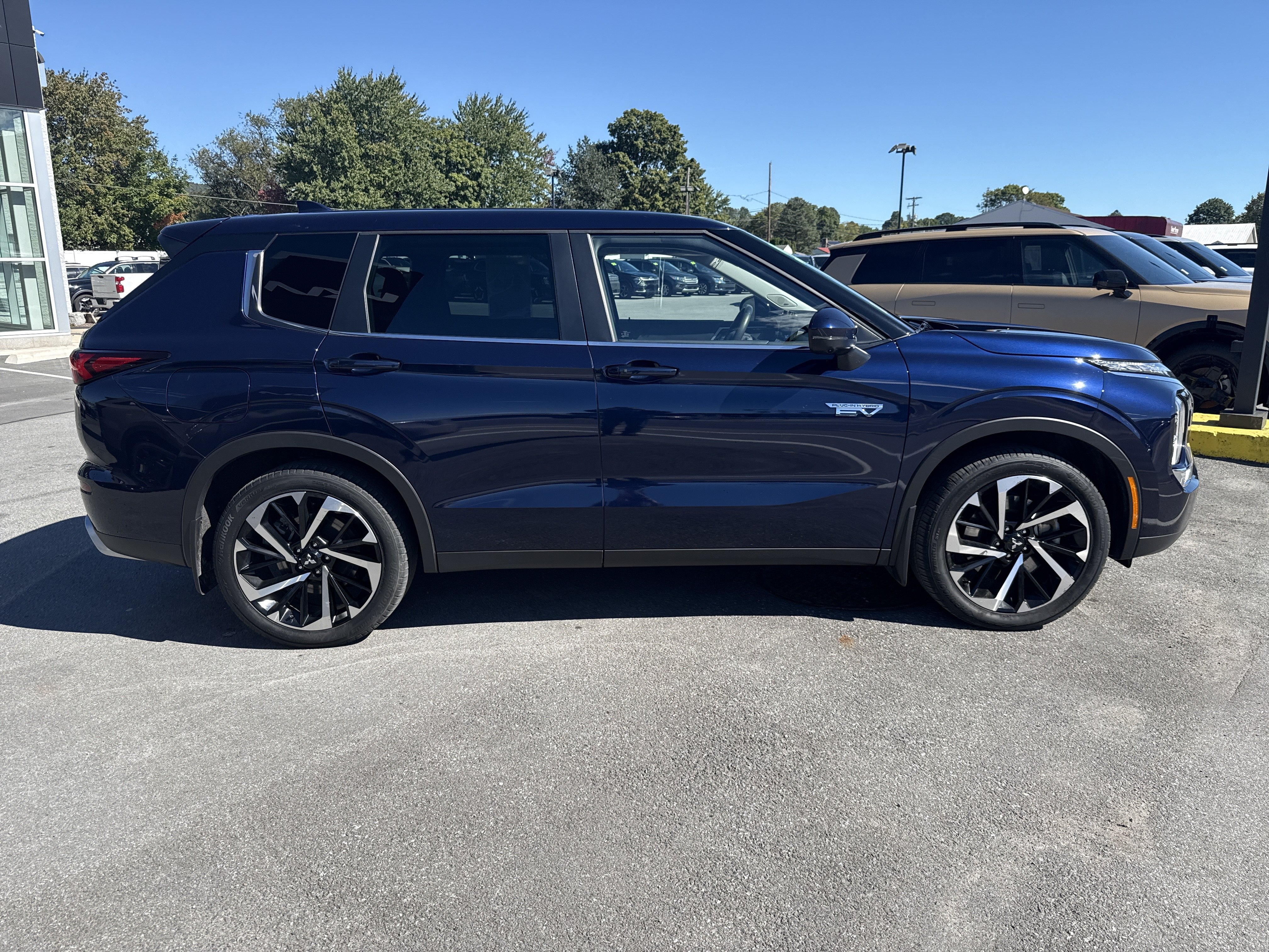 Used 2023 Mitsubishi Outlander SE AWD/4WD image 2