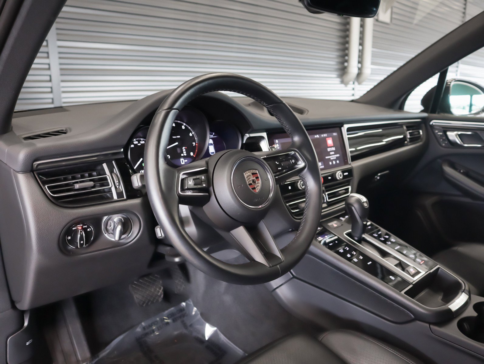 Certified 2024 Porsche Macan AWD/4WD image 4