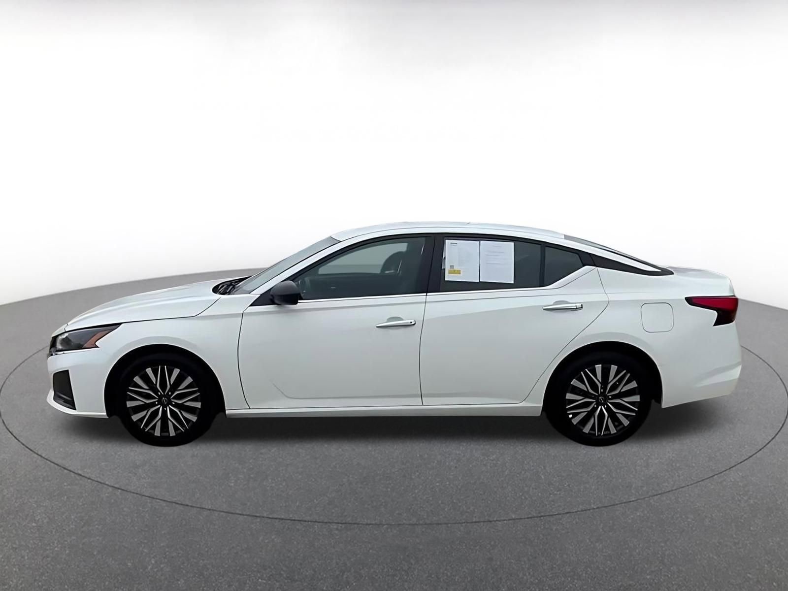 Used 2025 Nissan Altima 2.5 SV FWD image 9