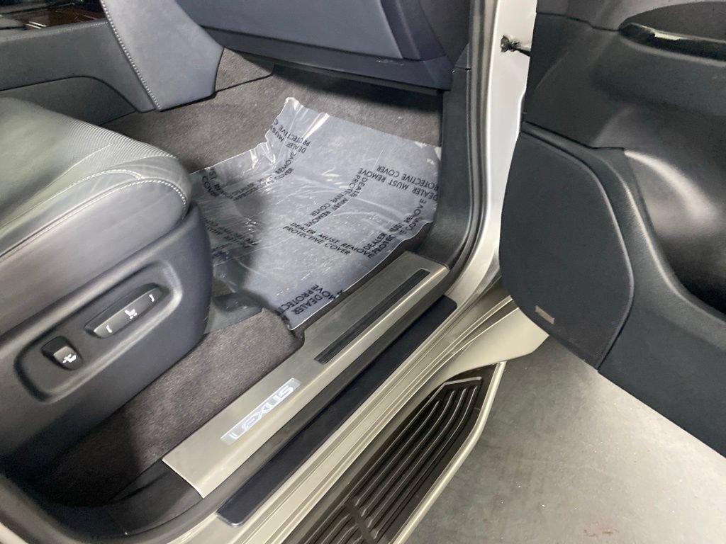 Used 2021 Lexus LX 570 4WD w/ Luxury Package image 33