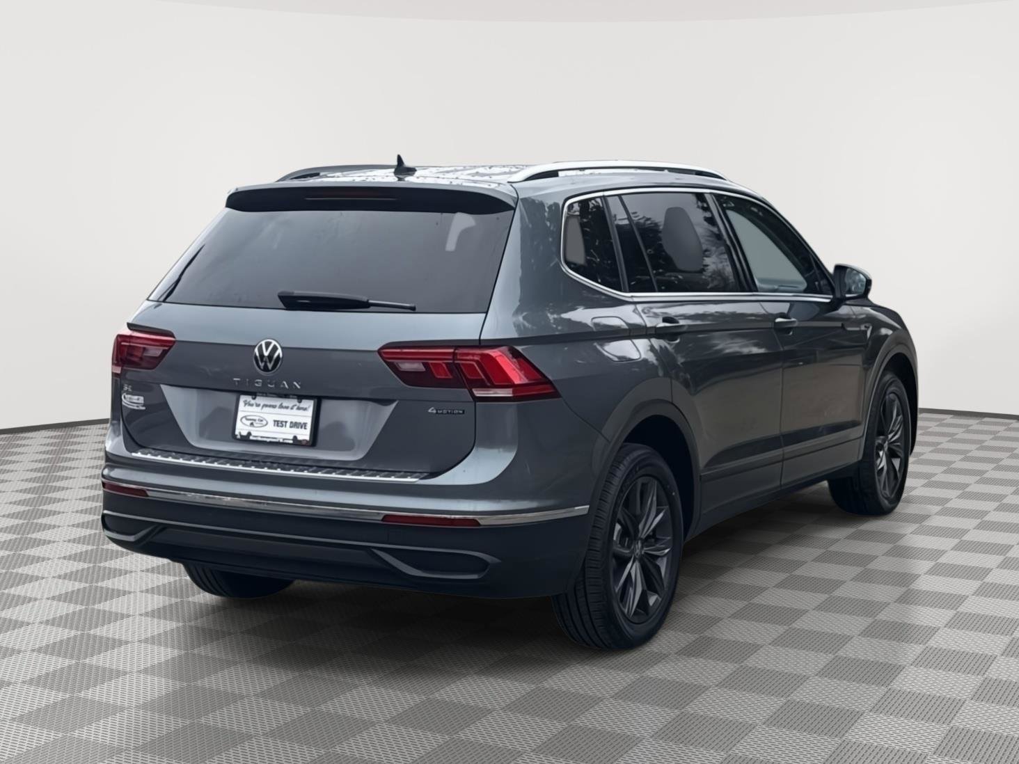 Used 2022 Volkswagen Tiguan SE w/ Panoramic Sunroof Package image 5