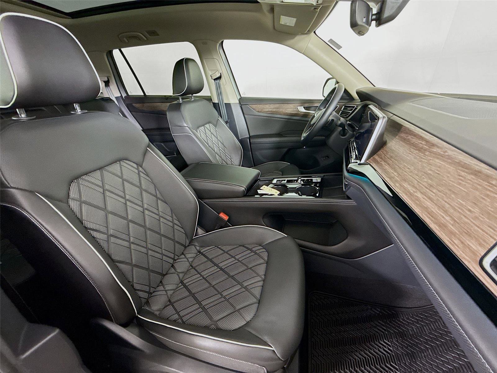 Used 2024 Volkswagen Atlas SEL Premium R-Line image 30