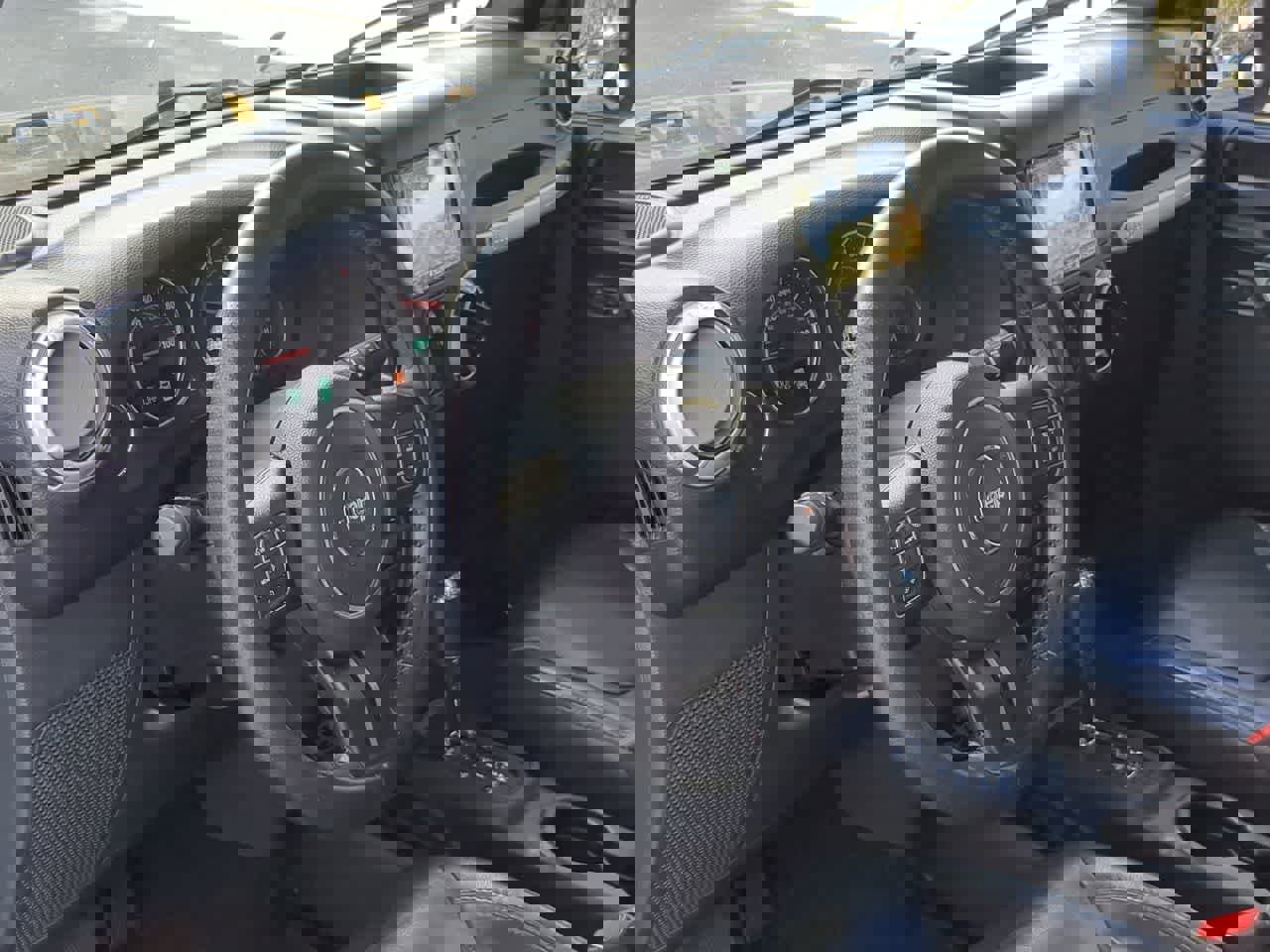 Used 2015 Jeep Wrangler Unlimited Sahara w/ Connectivity Group image 10