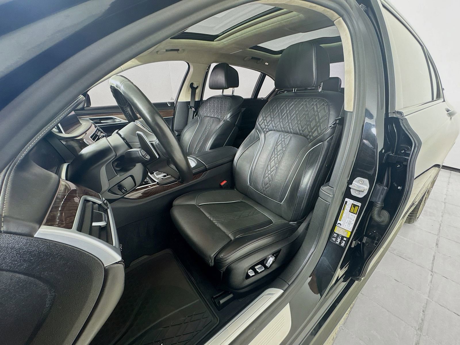 Used 2020 BMW M760i xDrive w/ Luxury Rear Seating Package image 20