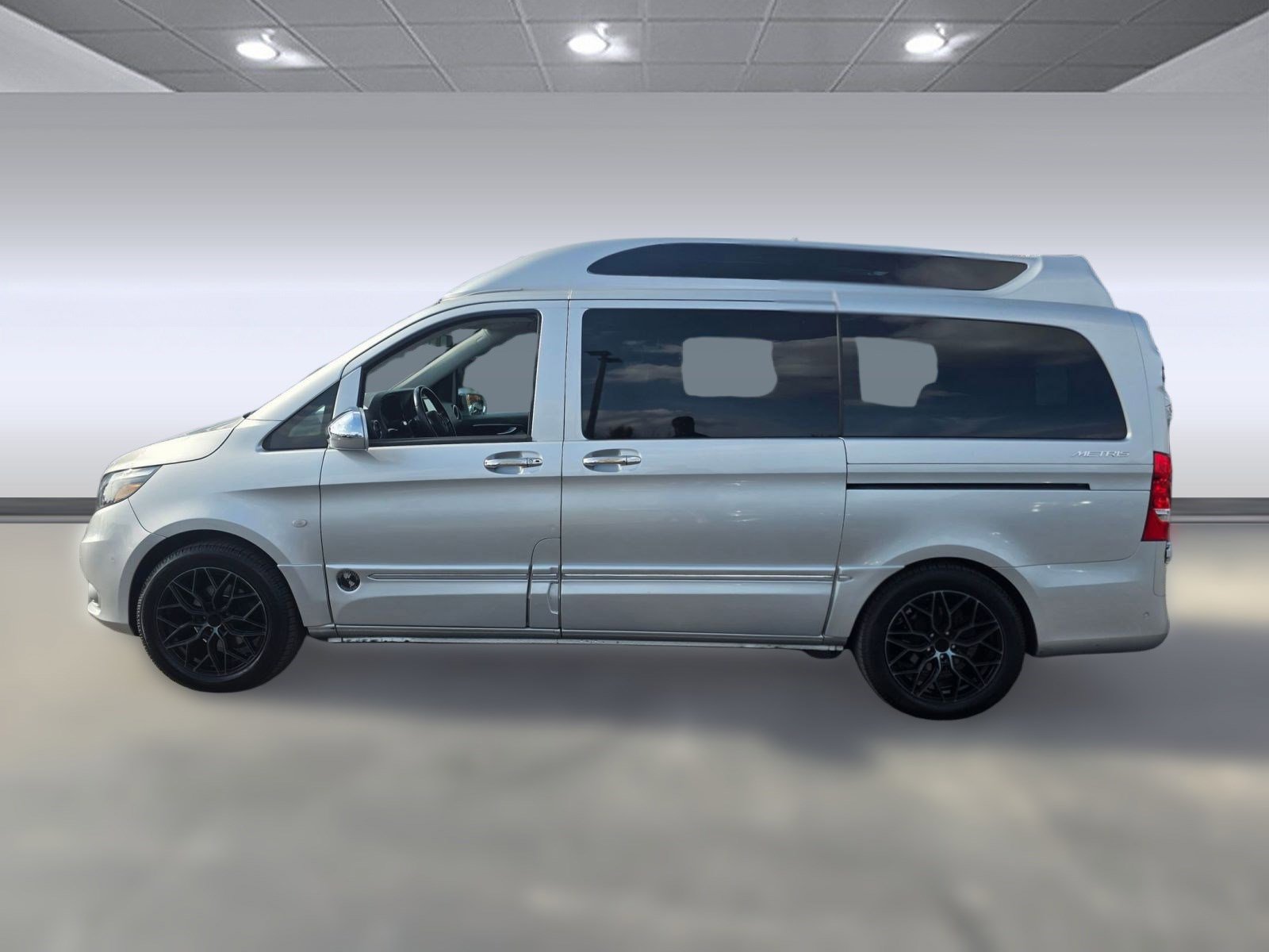 Used 2018 Mercedes-Benz Metris Passenger image 2