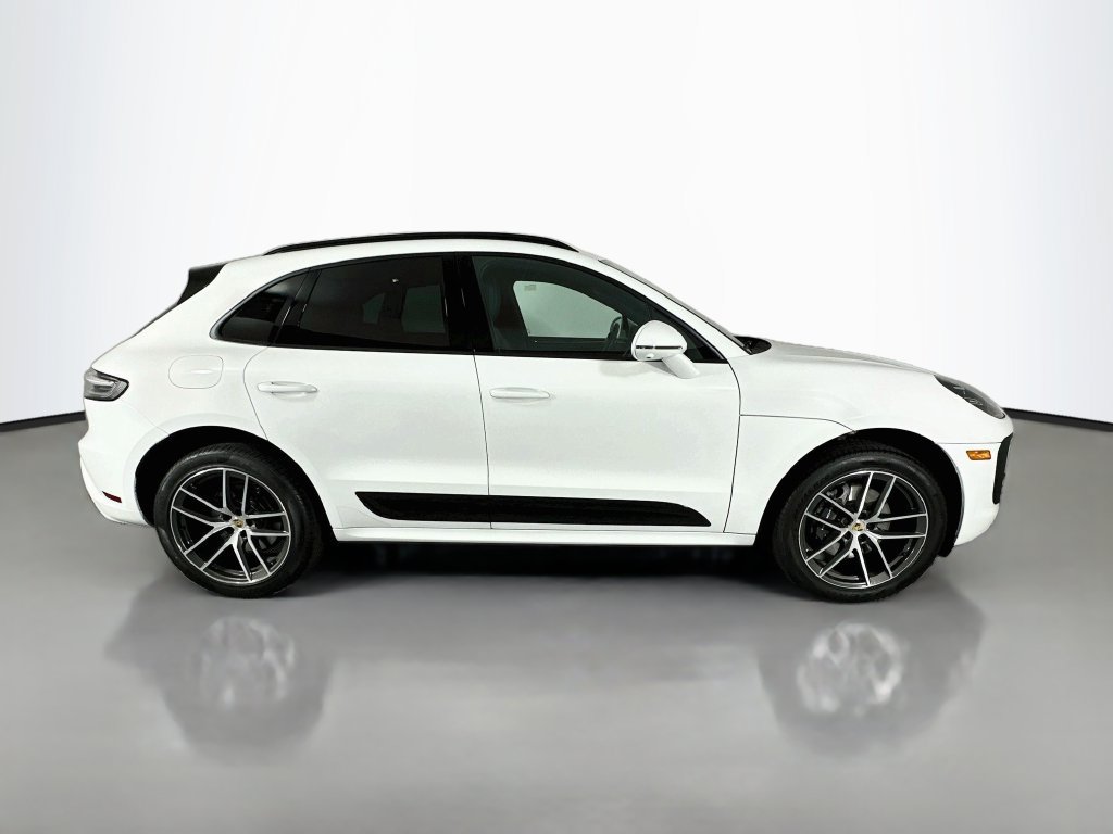 Certified 2024 Porsche Macan AWD/4WD image 8