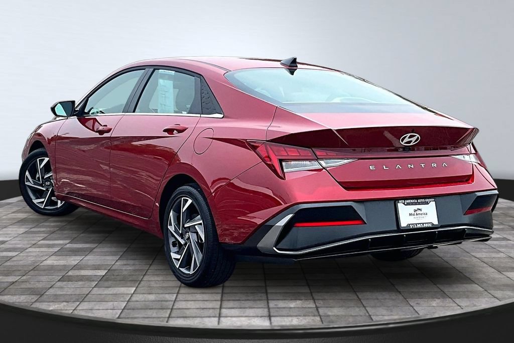 Used 2025 Hyundai Elantra SEL FWD image 11