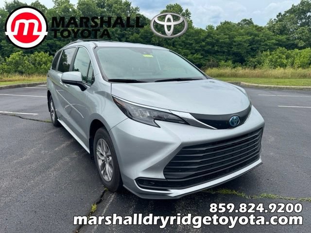 Used 2025 Toyota Sienna LE AWD/4WD image 1