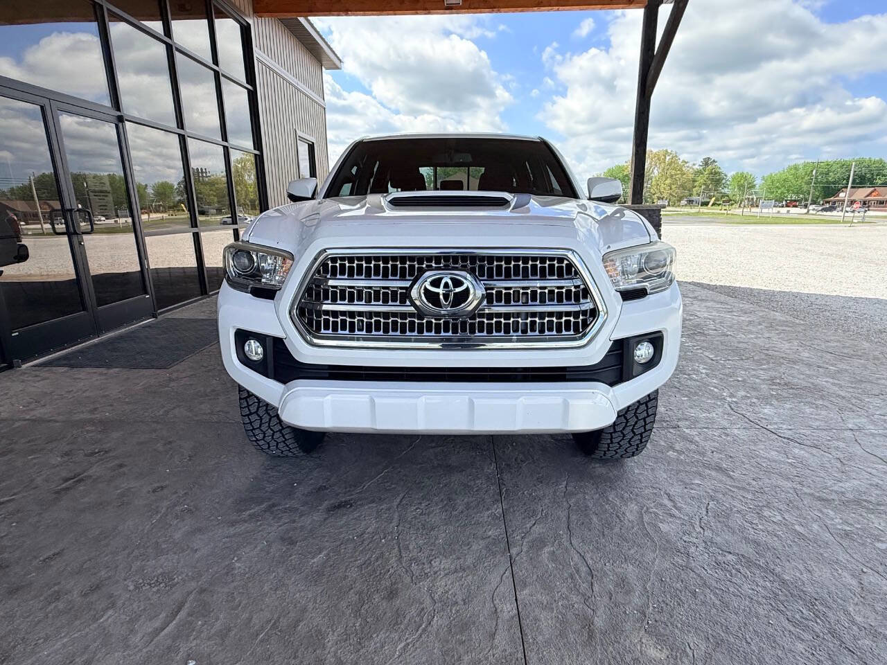 Used 2017 Toyota Tacoma TRD Sport w/ Tow Package AWD/4WD image 5