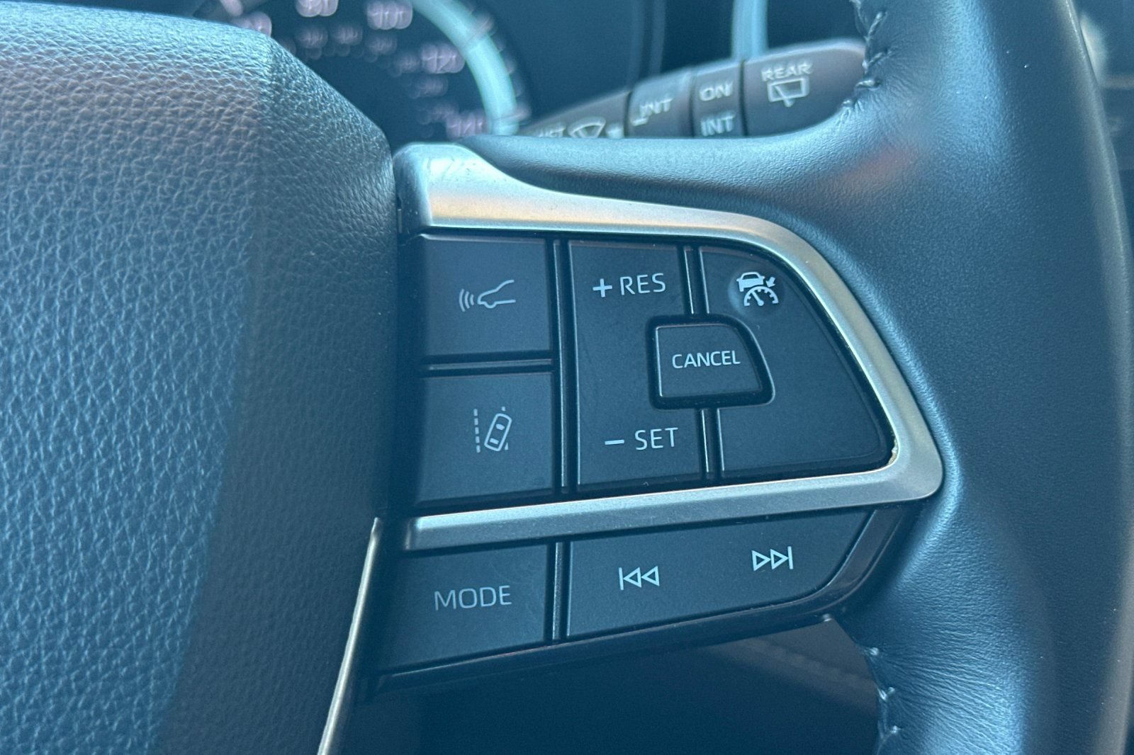 Used 2024 Toyota Highlander LE AWD/4WD image 28