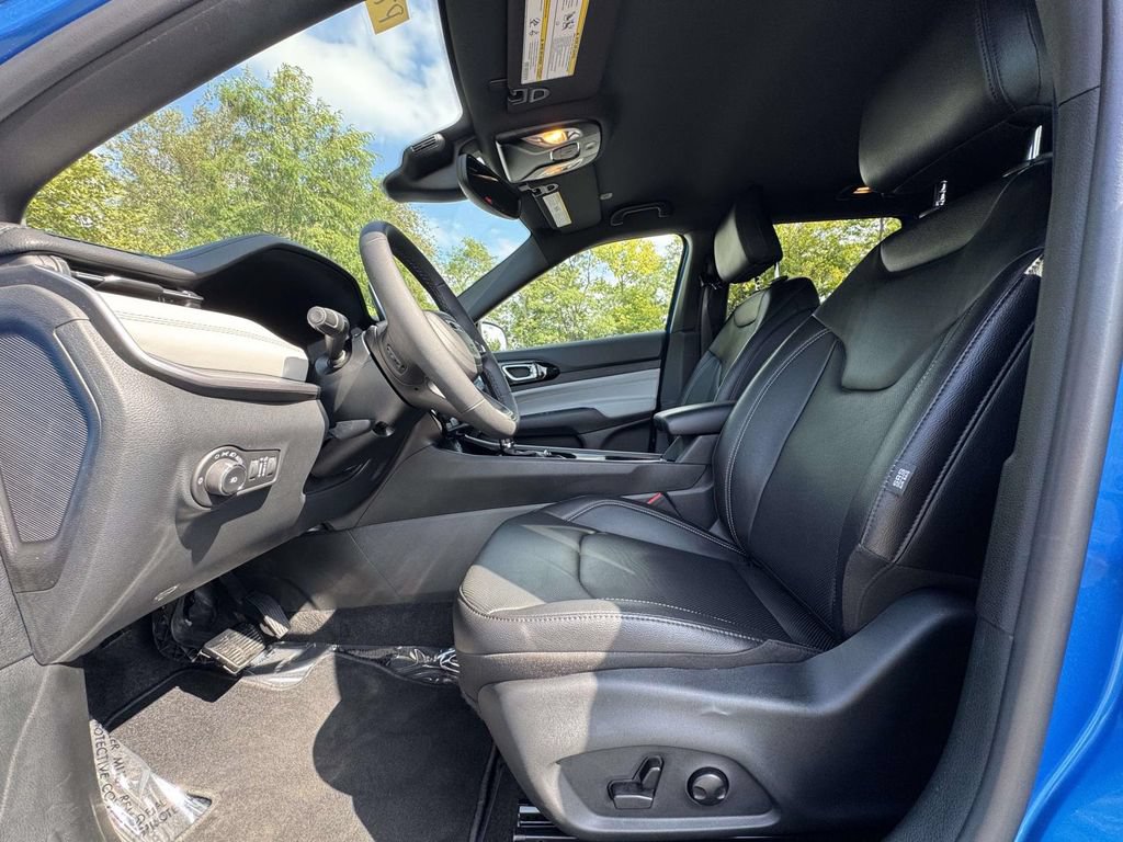 Used 2025 Jeep Compass Limited w/ Elite Group AWD/4WD image 13