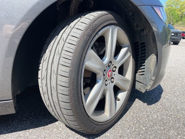 Used 2017 Jaguar XE Prestige image 2