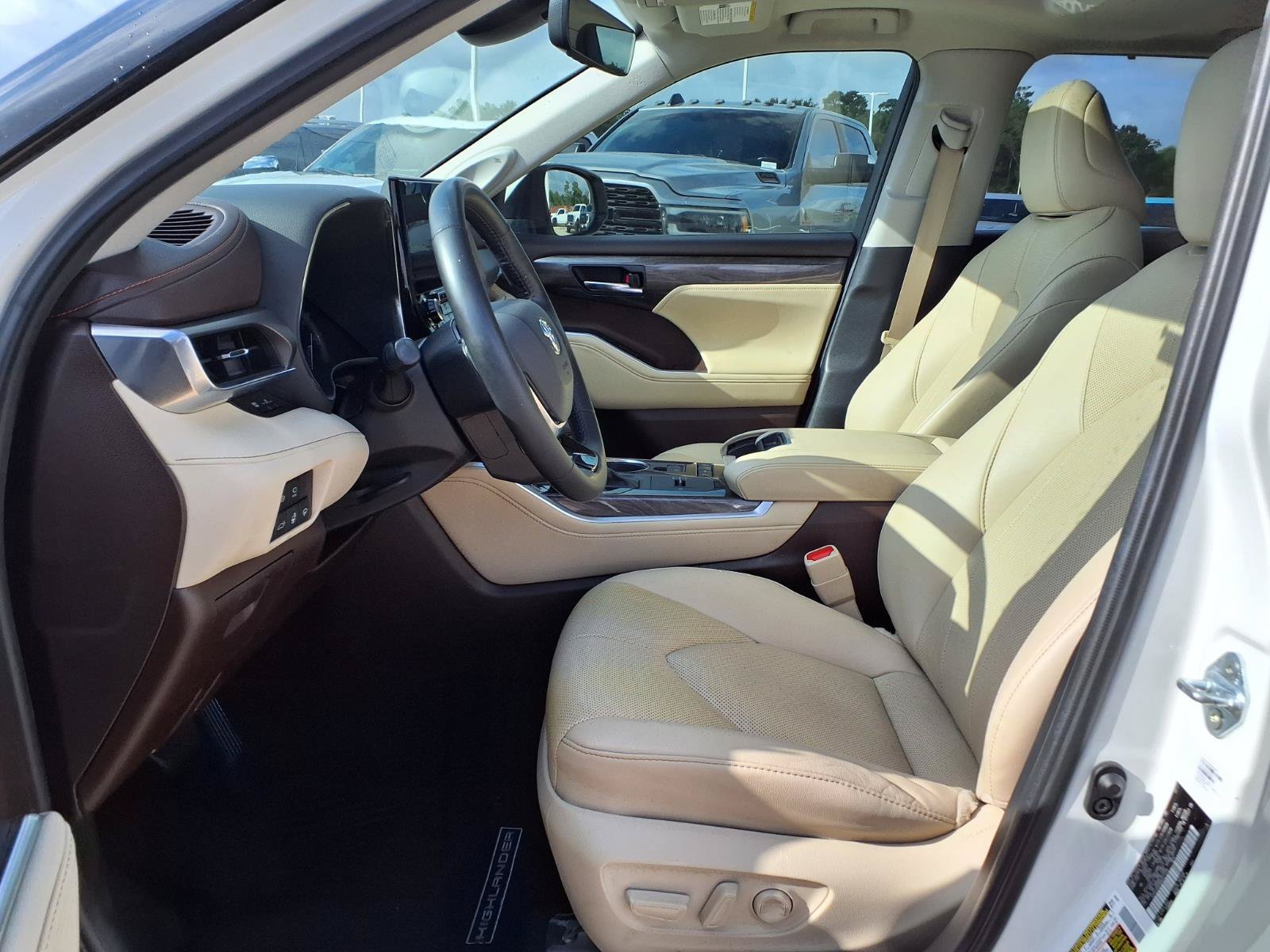 Certified 2021 Toyota Highlander Limited FWD image 18