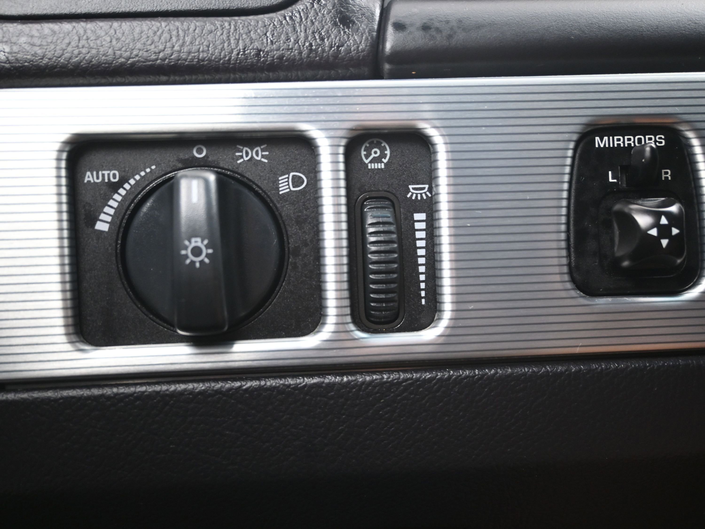 Used 2004 Ford Thunderbird Base image 12