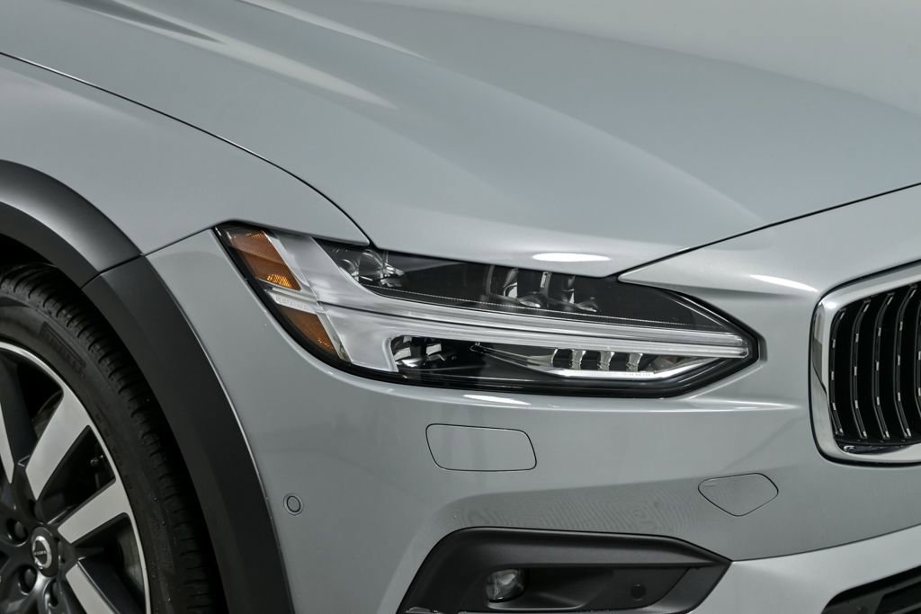 Certified 2024 Volvo V90 B6 Cross Country Ultimate w/ Protection Package Premier image 40