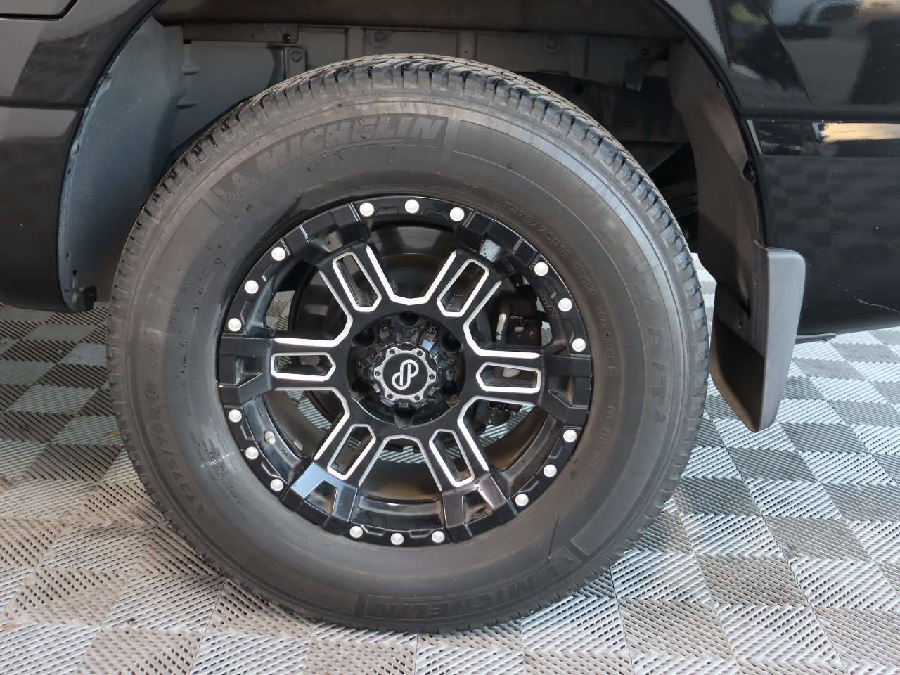 Used 2018 Nissan Titan S image 16