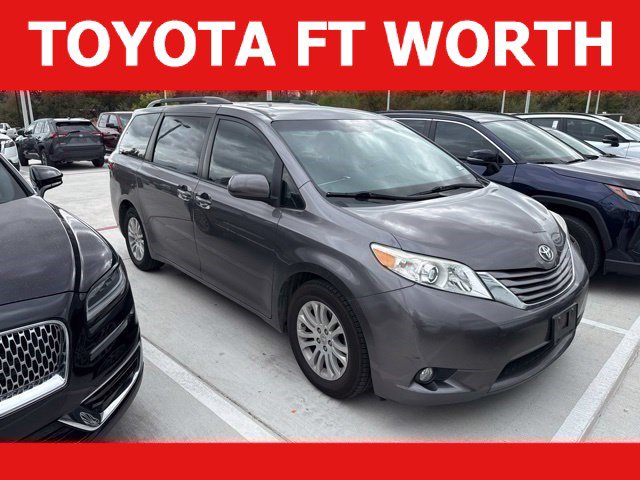 Used 2017 Toyota Sienna XLE Premium FWD image 1