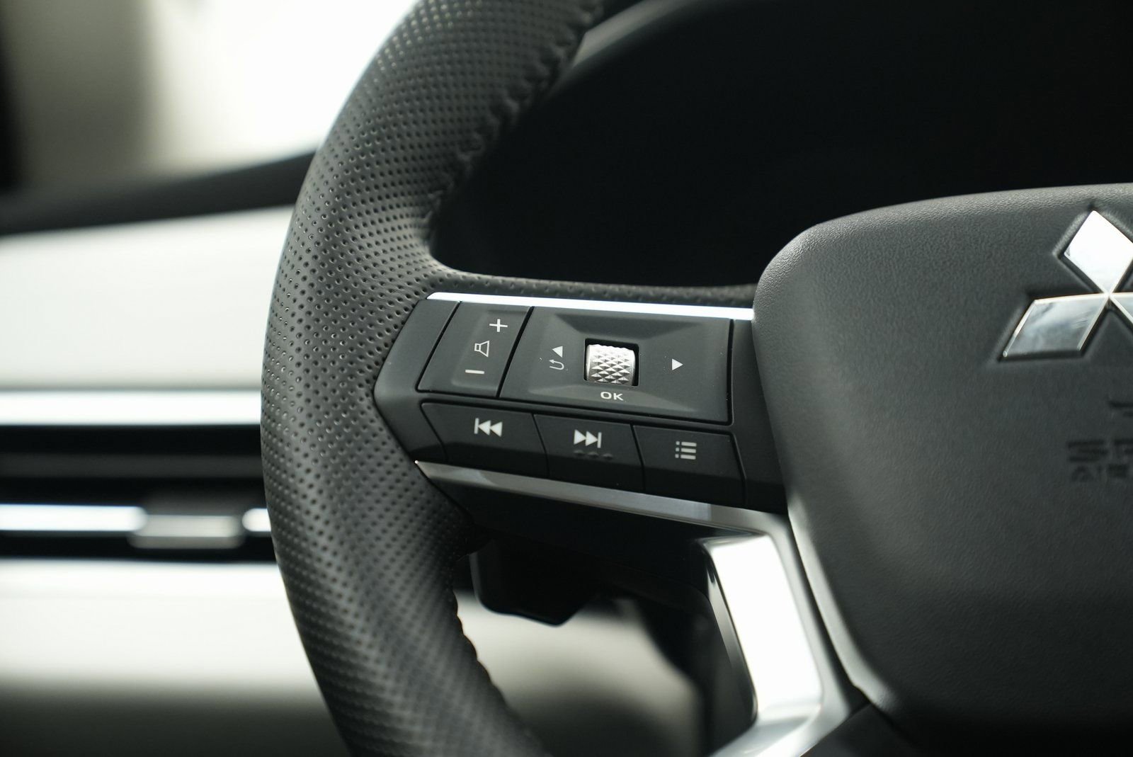 Used 2025 Mitsubishi Outlander SE image 27