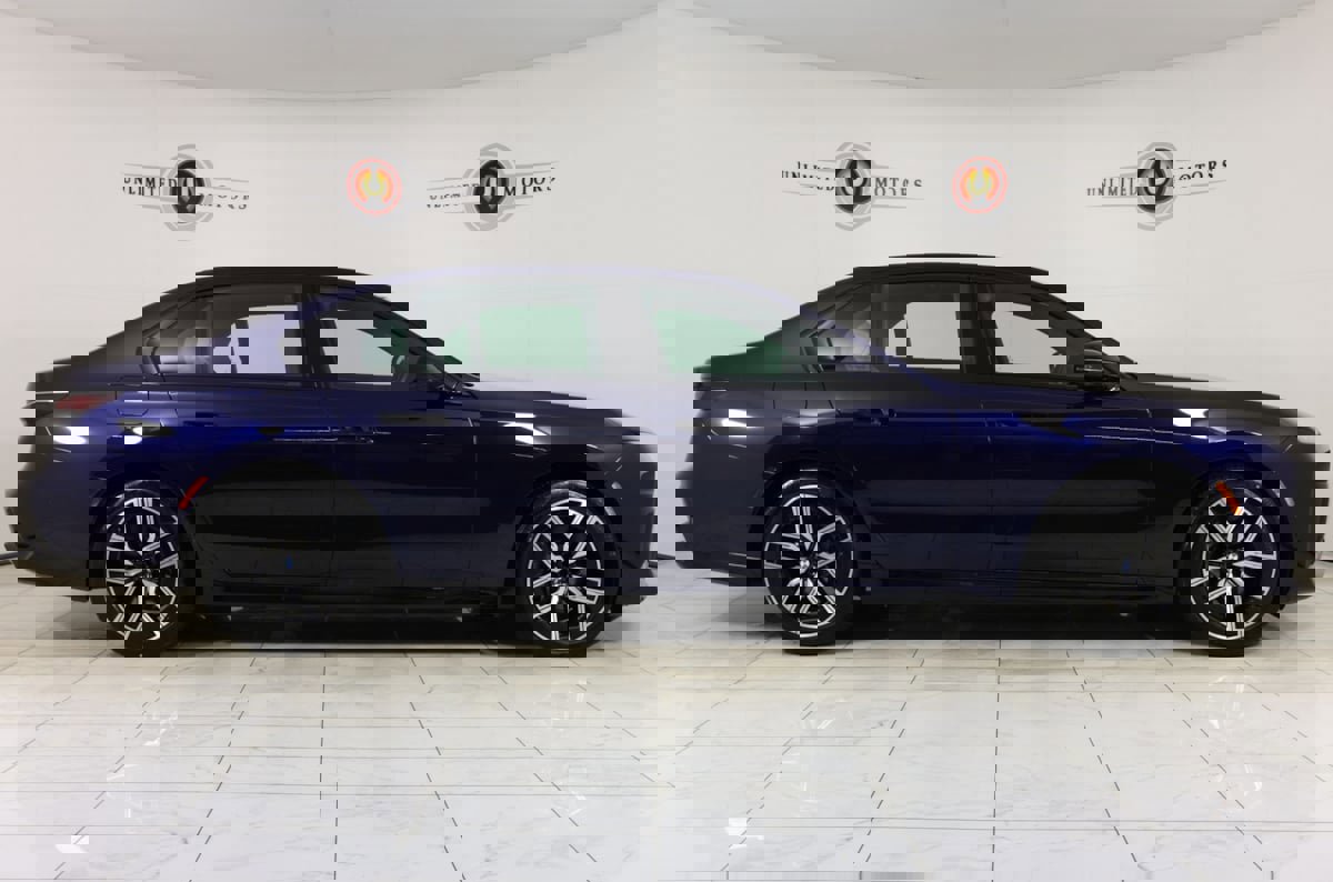 Used 2023 BMW 760i xDrive image 2