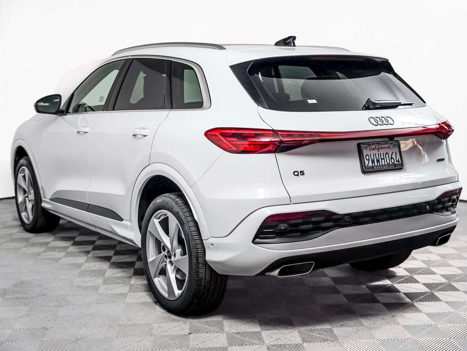 Used 2025 Audi Q5 Premium Plus w/ Premium Plus AWD/4WD image 2