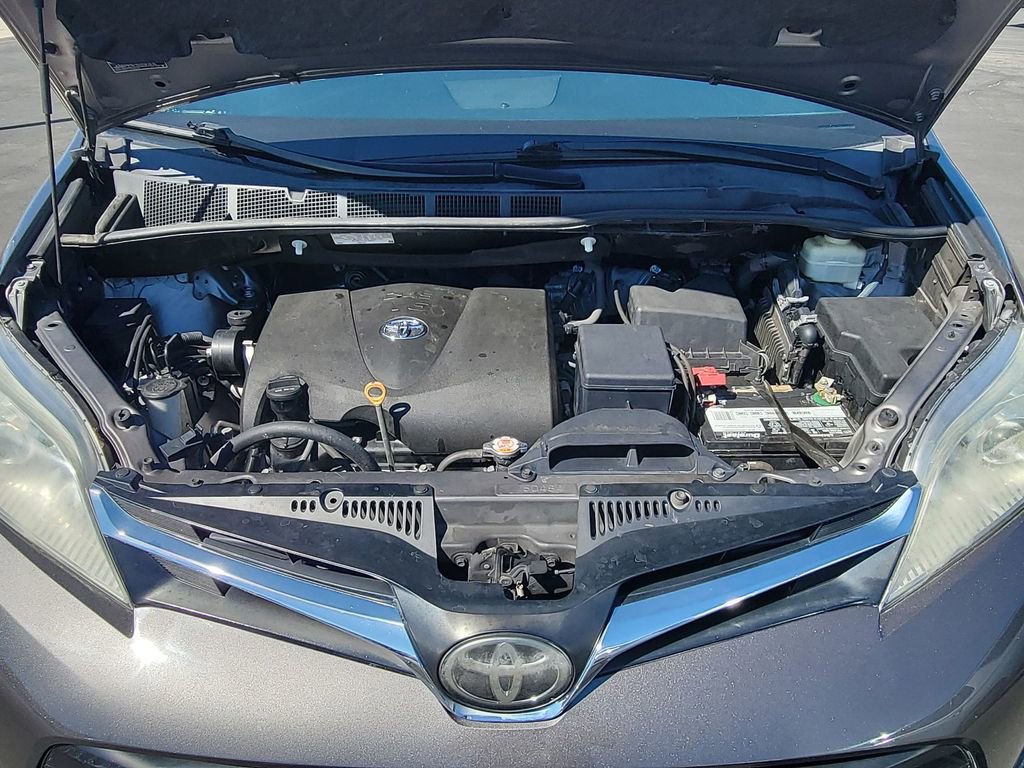 Used 2018 Toyota Sienna LE w/ Carpet Mat Package image 27